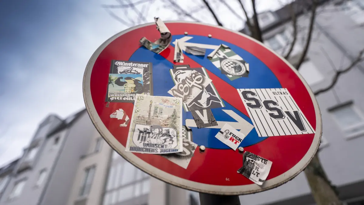SSV-Aufkleber auf Straßenschildern, Ampelmasten, Haltestellen o.ä.