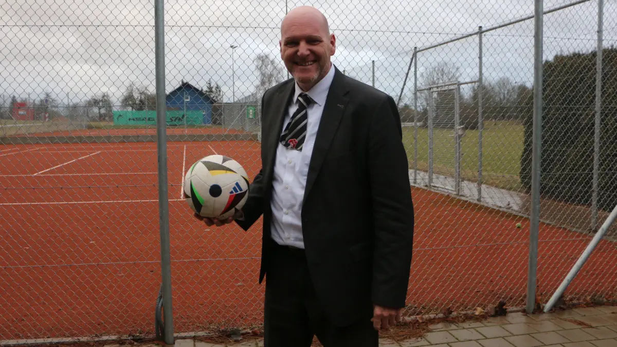 Immer für einen Spaß zu haben: Nach dem Rathaussturm der Gaildorfer Hexen am Altweiberfasching kommt Stephen Brauer zum Fototermin auf dem Sportgelände des SV Onolzheim, wo er früher Tennis und Fußball gespielt hat, mit abgeschnittener Krawatte.