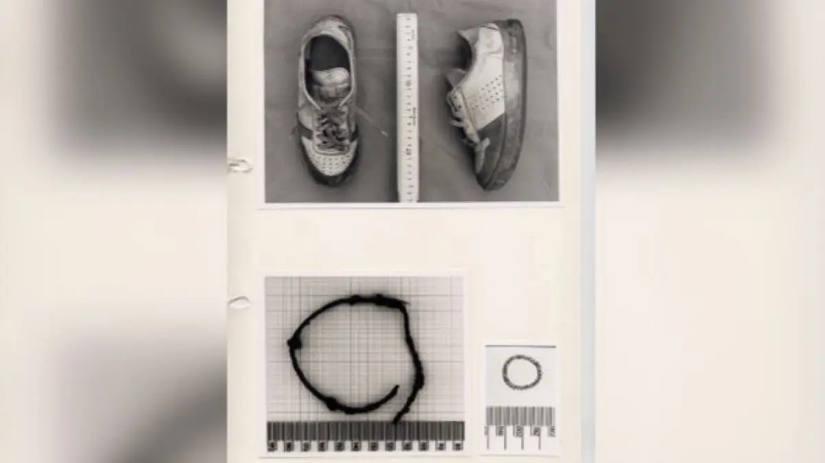 Schuhe und Lederband des Opfers