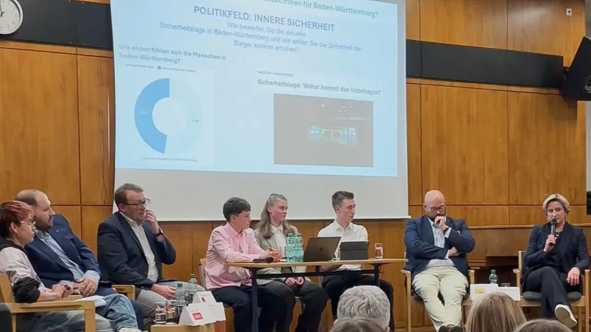 Eine Podiumsdiskussion mit den Landtagswahlkandidaten für den Wahlkreis Balingen veranstaltete das Gymnasium. Am Mikrofon spricht Wirtschaftsministerin Nicole Hoffmeister-Kraut (CDU)