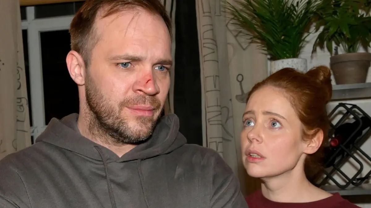 Erik (Patrick Heinrich) fühlt sich mies, als er Toni (Olivia Marei) auch noch anlügen muss.