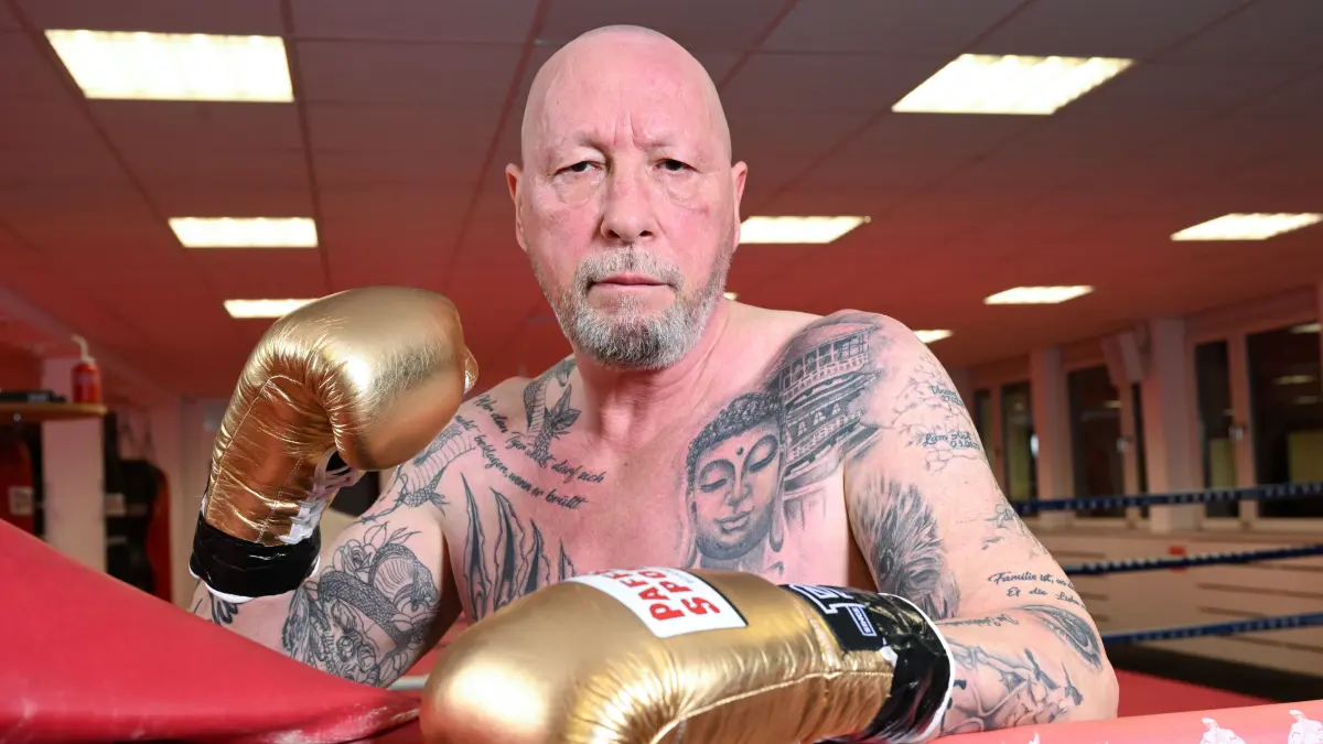 Uwe Hück, früherer Betriebsratschef von Porsche, steht bei einem Box-Training im Ring. Er bereitet sich auf einen Charitykampf gegen den ehemaligen Profiboxer F. Botha vor. (zu dpa: «Hück will beim Boxen Botschaft senden: «Gekämpft wird im Ring») +++ dpa-Bildfunk +++