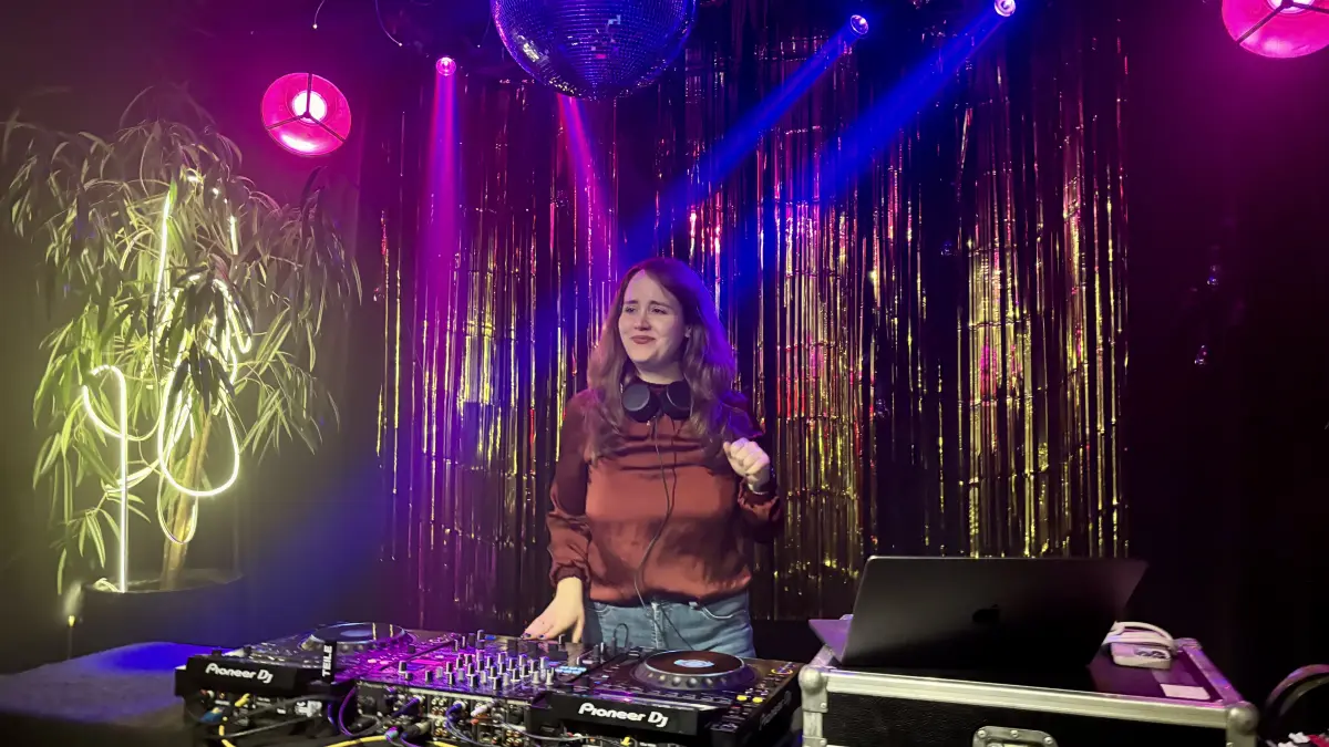 Ricarda Lang, Mitglied des Deutschen Bundestages, legt am Fastnachtsdienstag im Aegis Café in Ulm bei der Erstwählerparty der Grünen auf.