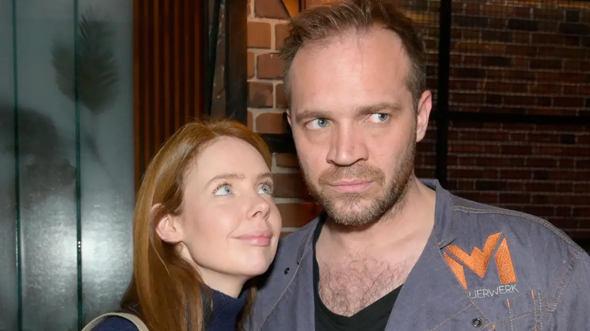 Toni (Olivia Marei) ahnt nicht, dass Erik (Patrick Heinrich) sie betrügt.