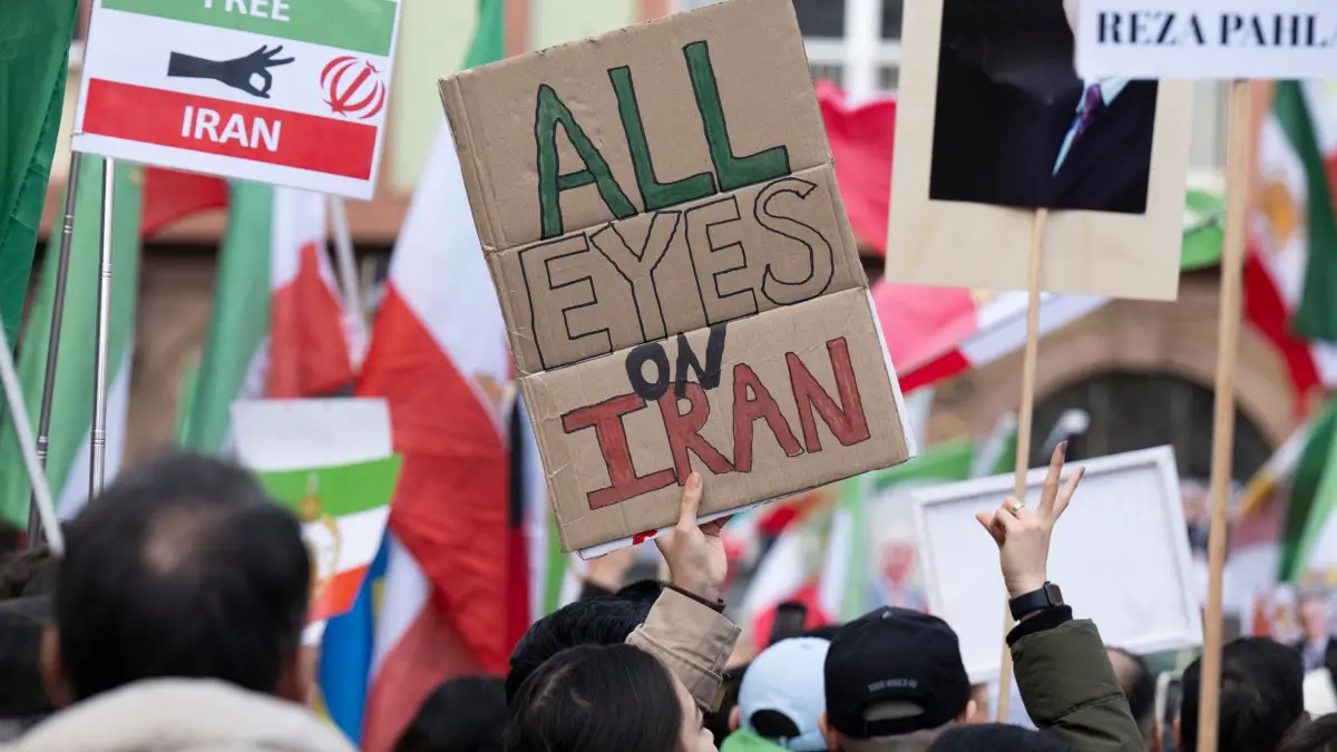Demonstrationen für Freiheit im Iran: ARCHIV - 07.02.2026, Hessen, Frankfurt/Main: Mehrere tausend Menschen beteiligen sich in der Innenstadt von Frankfurt an einer Demonstration gegen die Regierung in Teheran und Solidarität mit dem Volksaufstand im Iran. (zu dpa: «Immer mehr Demos und Versammlungen in Hessen») Foto: Boris Roessler/dpa +++ dpa-Bildfunk +++