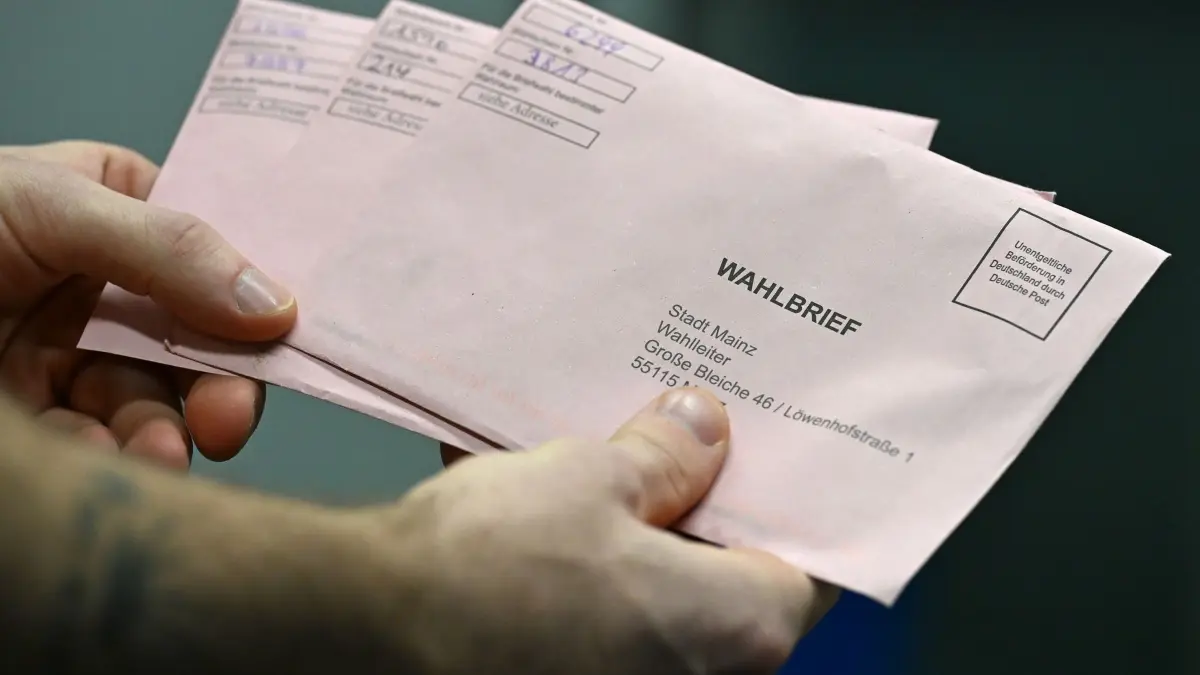 Kommunalwahlen in Hessen - Briefwahl: 18.02.2026, Rheinland-Pfalz, Mainz: Ein städtischer Mitarbeiter der Stadt Mainz hält Wahlbriefe in der Hand. Bei der Landtagswahl in Rheinland-Pfalz am 22. März ist auch eine Briefwahl möglich. Foto: Michael Brandt/dpa +++ dpa-Bildfunk +++