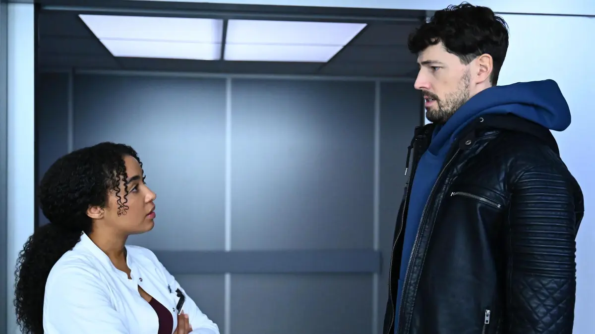 Imani (Féréba Koné) fühlt sich bei Mika (Daniel Noah) wohl. Aber Dragan (Florian Thunemann).
