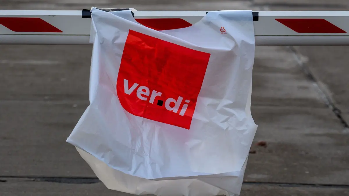 Warnstreik im Nahverkehr: ARCHIV - 19.02.2024, Sachsen-Anhalt, Magdeburg: «Verdi» ist auf einer Streikweste zu lesen, die an der Schranke zu einem Busdepot hängt. (zu dpa: «Streik legt ÖPNV in Bamberg lahm – Notfallbusse unterwegs») Foto: Klaus-Dietmar Gabbert/dpa +++ dpa-Bildfunk +++