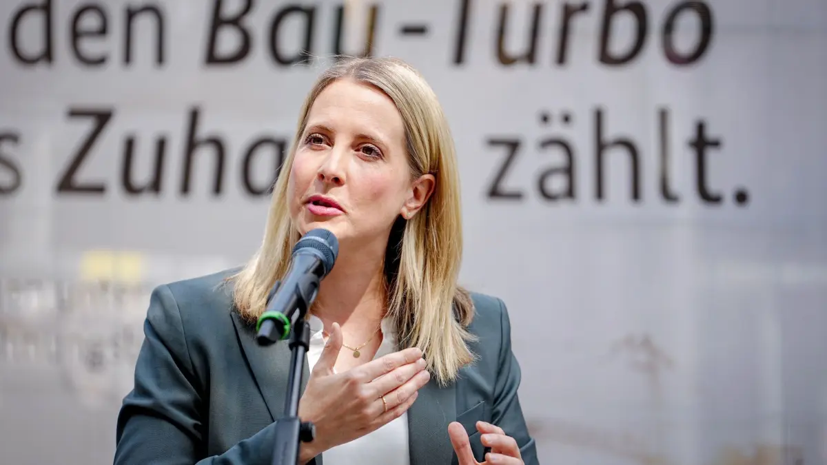 Bundesbauministerin Verena Hubertz: ARCHIV - 18.06.2025, Berlin: Verena Hubertz (SPD), Bundesministerin für Wohnen, Stadtentwicklung und Bauwesen, gibt eine Pressekonferenz nach der Sitzung des Bundeskabinetts auf einer Berliner Baustelle zum «Bau-Turbo». (zu dpa: «Hoffnung im Wohnungsbau: Mehr Baugenehmigungen») Foto: Kay Nietfeld/dpa +++ dpa-Bildfunk +++