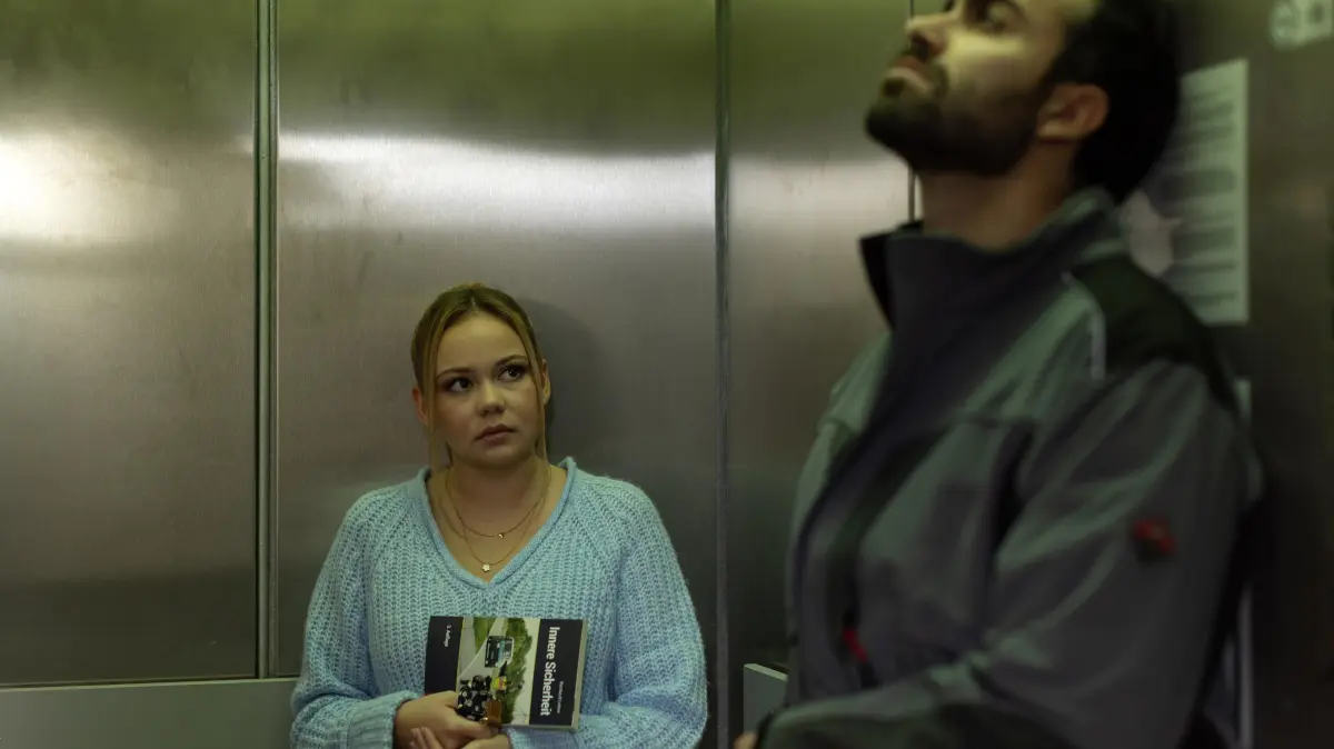 Ronja (Theresa Traser) wird in die Ermittlungen um das Attentat auf Easy eingespannt. Rechts Baris (Metehan Demiröz, Bild aus Folge 7815)