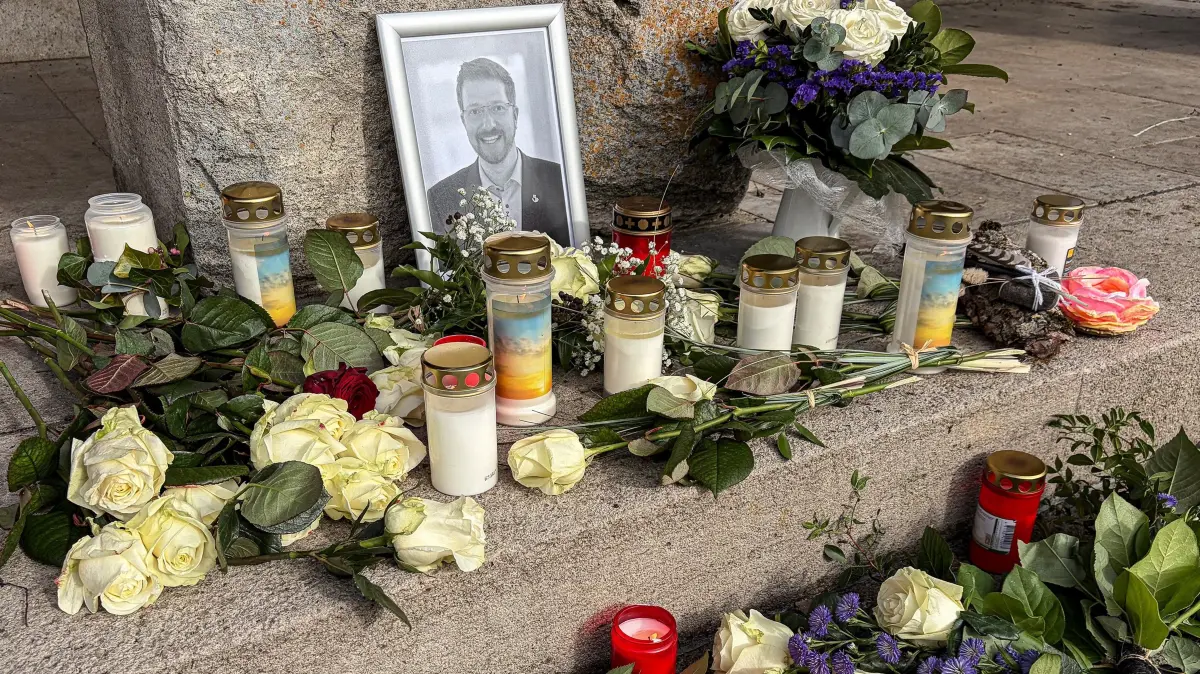 Vor dem Rathaus werden Blumen und Kerzen abgelegt. Ganz Gerabronn ist wie gelähmt und auf den Straßen laufen so gut wie keine Menschen. Es herrscht gespenstische Stille nach dem ganzen Trubel gestern.