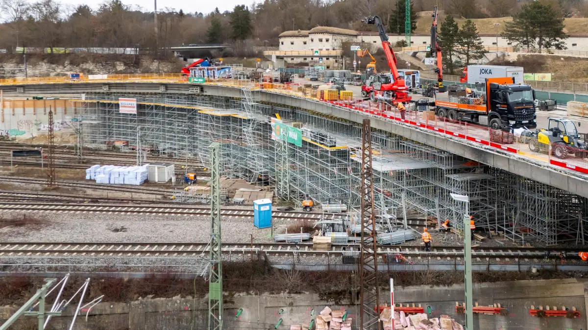 Ende nächster Woche hilft ein 160-Meter-Kran beim Abbruch der westlichen Wallstraßenbrücke.