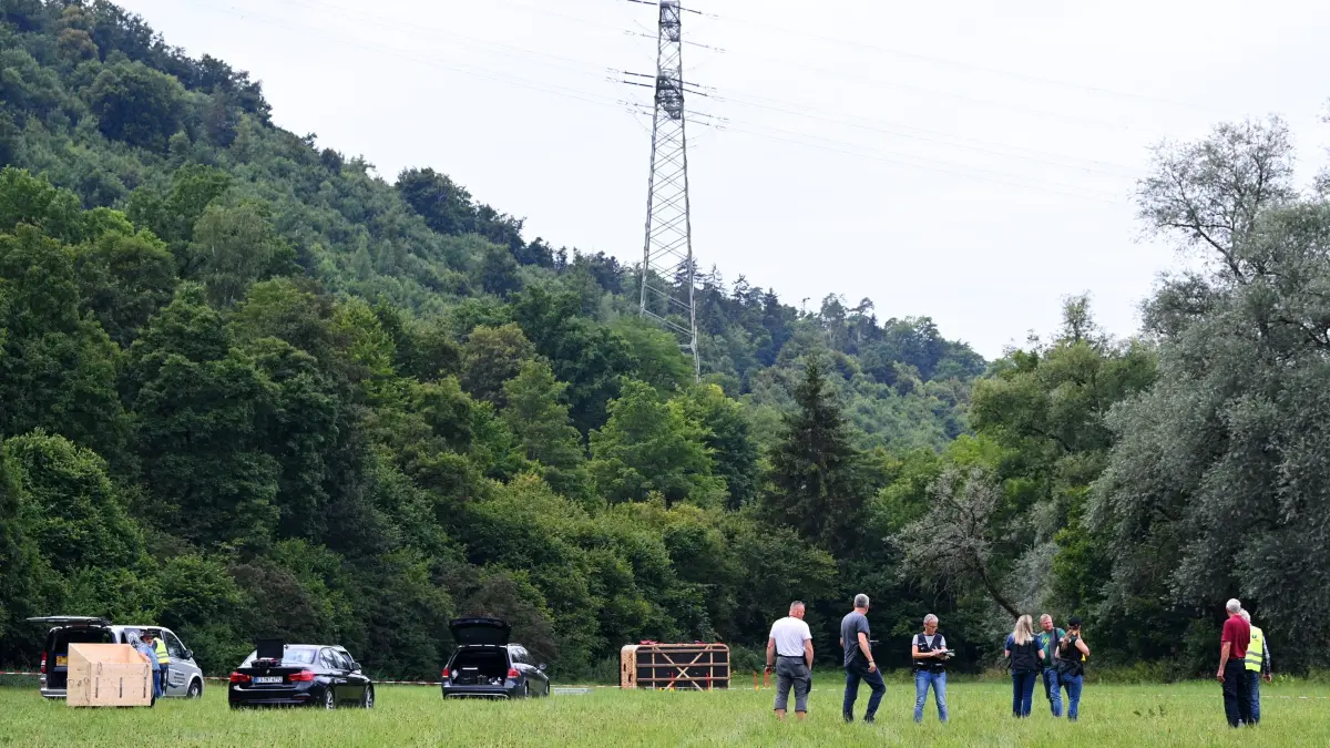 Notlandung von Heissluftballon bei Bad Niedernau: Vorsicht: Dieses Foto ist möglicherweise nur für den einstigen Verlag Schwäbisches Tagblatt verwendbar. Rottenurg 29.07.2022
Ermittlungen nach Notlandung von einem Heissluftballon auf einer Wiese bei Bad Niedernau
FOTO: ULMER Pressebildagentur
xxNOxMODELxRELEASExx