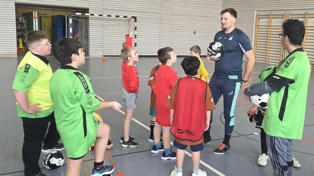 Linus Sandmann, ehemaliger Jugendtrainer am Nachwuchsleistungszentrum der TSG Hoffenheim, erklärt die nächste Übung.