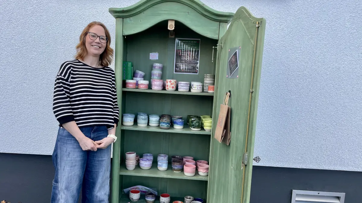 Nicole Thomann vor ihrem "Keramikschränkle" in Roßwangen.