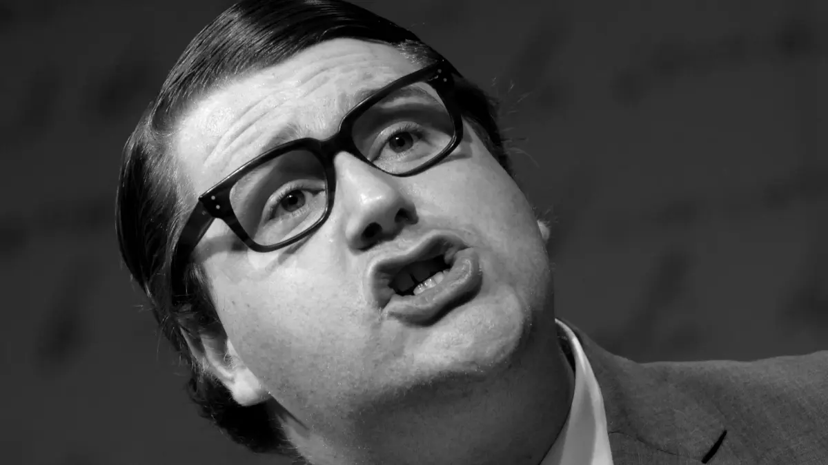 Der Schauspieler Thorsten Hamer imitiert den Schauspieler, Dichter und Humoristen Heinz Erhardt (1909-1979) am Donnerstag (14.10.2010) in der "Komödie" in Düsseldorf. In dem Stück "Was bin ich für ein Schelm - Die Heinz-Erhardt-Revue" werden mit Thorsten Hamer als Erhardt-Darsteller Sketche, Gedichte und Geschichten des wohl beliebtesten Komikers der 50er und 60er Jahre gezeigt. Spielzeit ist vom 20. Oktober bis zum 25. November 2010. Foto: Horst Ossinger dpa/lnw ++ +++ dpa-Bildfunk +++