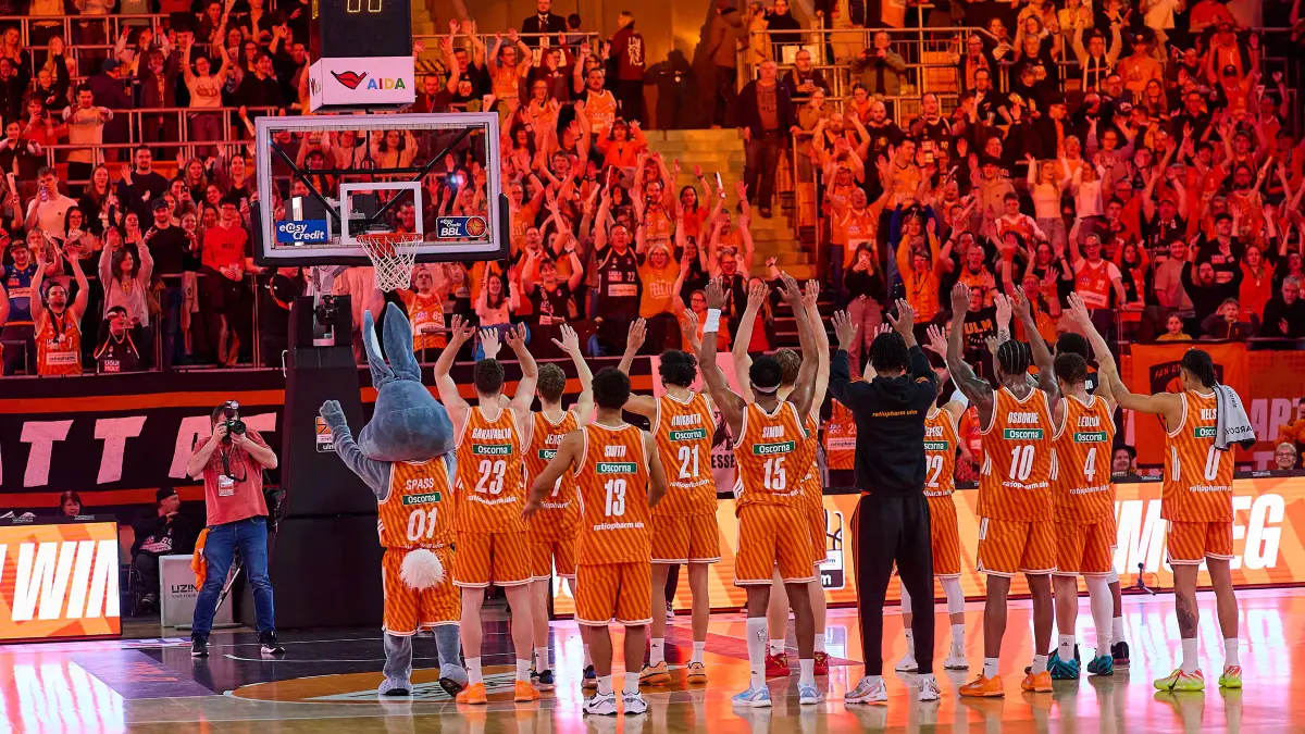 GER, ratiopharm ulm vs. EWE Baskets Oldenburg, Basketball, 19. Spieltag, EasyCredit BBL, Spielzeit 2025/2026, 18.02.2026 : ratiopharm ulm jubelt – Jubel nach Sieg - Spielende gemeinsam mit den Fans
GER, ratiopharm ulm vs. EWE Baskets Oldenburg, Basketball, 19. Spieltag, EasyCredit BBL, Spielzeit 2025/2026, 18.02.2026
Foto: Eibner-Pressefoto/Gerald Oelze-de Stoppany