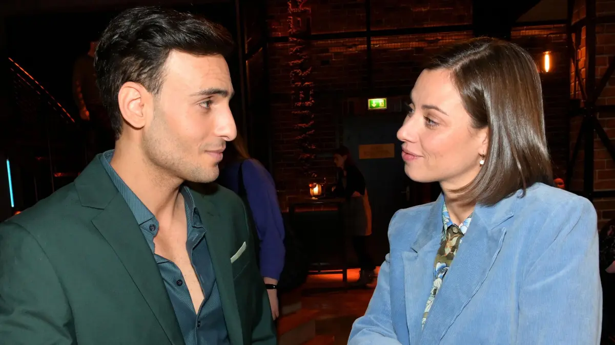 Vor Eriks Augen vergnügt sich Matilda (Anna-Katharina Fecher) mit Nihat (Timur Ülker).