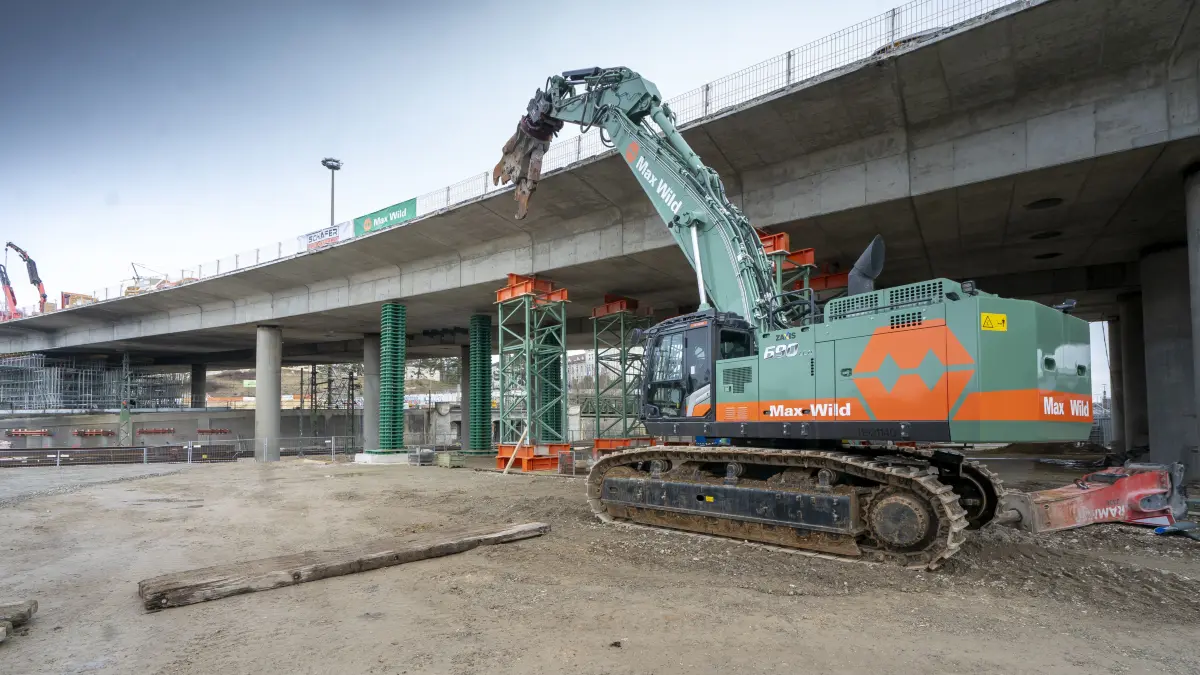 Die Vorbereitungen für den Einsatz des XXL-Krans an der Wallstraßenbrücke laufen