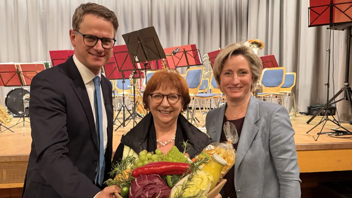 Carsten Linnemann nimmt ein Geschenk von Anne Heller, Vorsitzende der CDU Bisingen, und Nicole Hoffmeister-Kraut (Landtagsabgeordnete im Wahlkreis Balingen) entgegen.