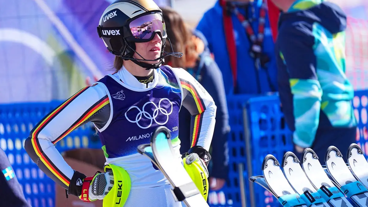 Olympische Winterspiele 2026: 18.02.2026, Italien, Cortina D'ampezzo: Olympia, Olympische Winterspiele Mailand Cortina 2026, Ski alpin, Slalom, Frauen, Durchgang 2, Tofane Alpine Skiing Centre, Lena Dürr (Deutschland) reagiert nach ihrem Ausscheiden im Zielbereich. Foto: Michael Kappeler/dpa +++ dpa-Bildfunk +++