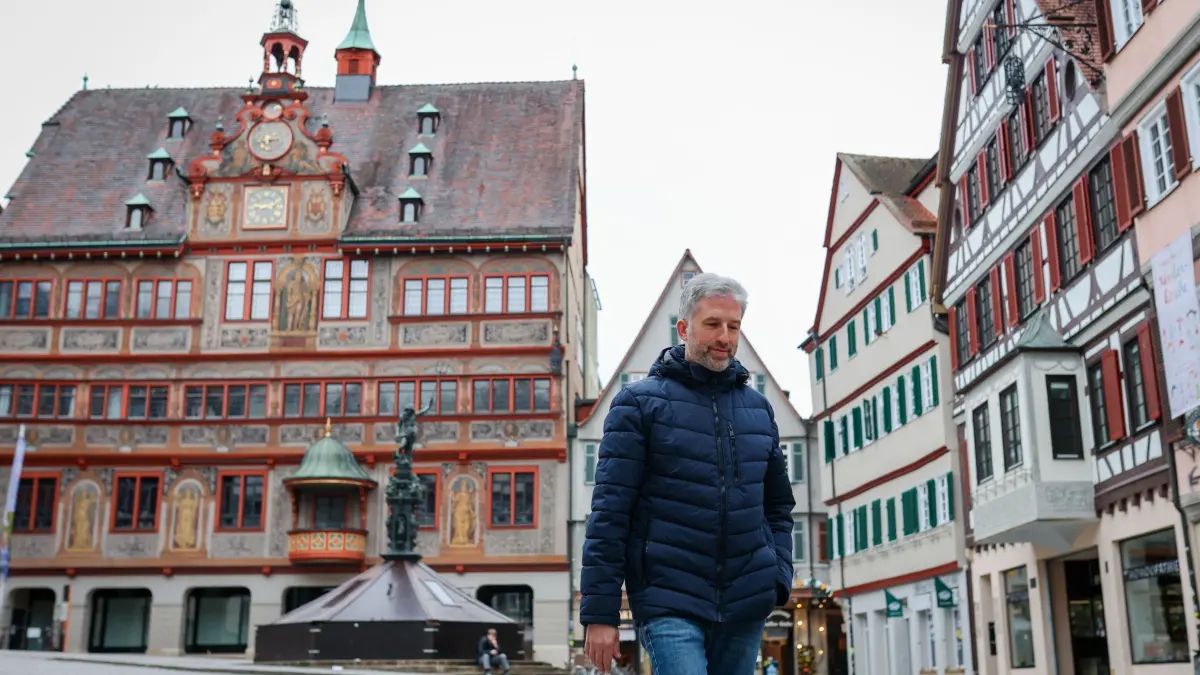 Hochzeit von Özdemir und Zaka: ARCHIV - 14.02.2026, Baden-Württemberg, Tübingen: Tübingens Oberbürgermeister Boris Palmer läuft am Rathaus vorbei. Grünen-Spitzenkandidat Özdemir soll in Tübingen heiraten. Die Trauung soll im engen Kreis Oberbürgermeister Palmer durchführen. (zu dpa: «Palmer kontert Kritik nach Özdemirs Mitternachtshochzeit») Foto: Christoph Schmidt/dpa +++ dpa-Bildfunk +++