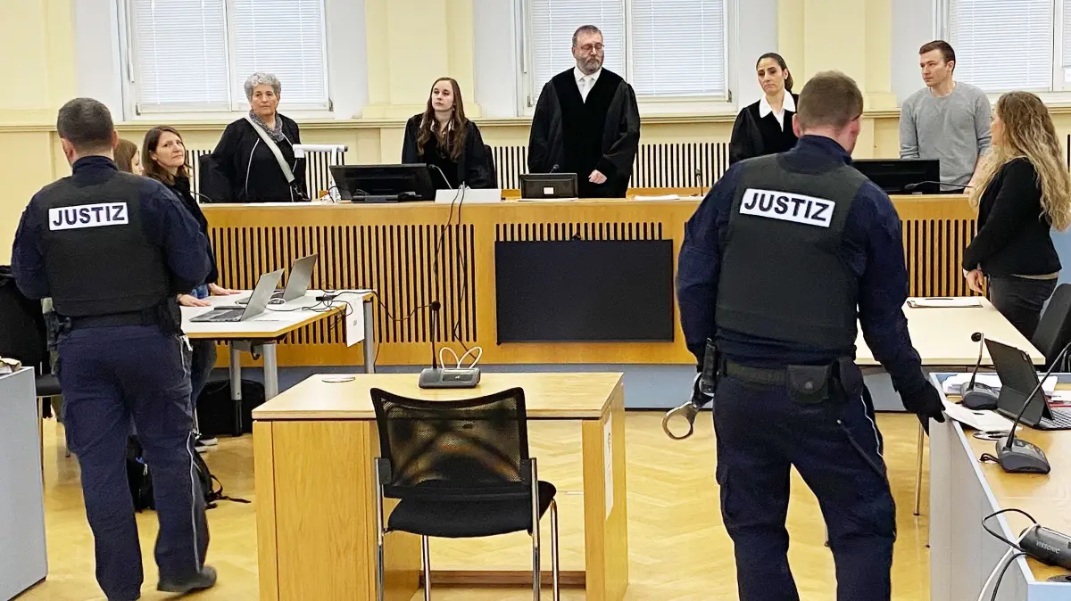 Justizbeamte sichern den Entführungsprozess am Hechinger Landgericht. Einer wurde durch einen randalierenden Zuschauer verletzt.