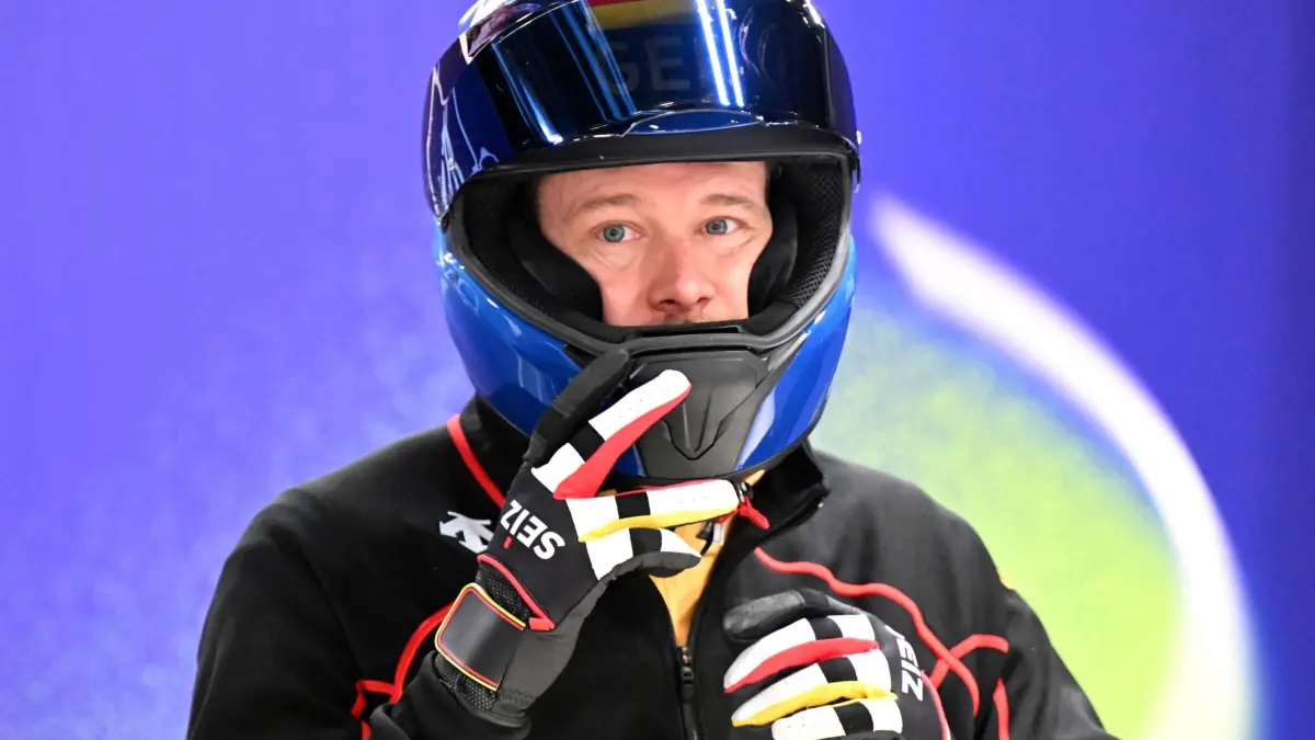 Olympische Winterspiele 2026: 18.02.2026, Italien, Cortina D'ampezzo: Olympia, Olympische Winterspiele Mailand Cortina 2026, Bob, Viererbob, Männer, Training im Cortina Sliding Centre, Johannes Lochner (Deutschland) bereitet sich auf seinen Trainingslauf vor. Foto: Robert Michael/dpa +++ dpa-Bildfunk +++