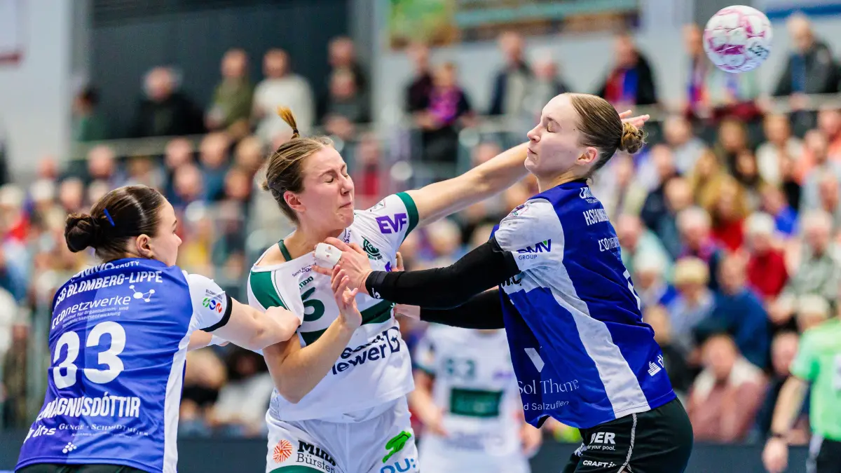 GER, HSG Blomberg-Lippe vs. FRISCH AUF Goeppingen, Handball, 1. Bundesliga Frauen, 18. Spieltag, 18.02.2026: v.l. Elin Magnusdottir (HSG Blomberg-Lippe, #33), Ann Kynast (FRISCH AUF Goeppingen, #05), Nieke Kuehne (HSG Blomberg-Lippe, #09)
GER, HSG Blomberg-Lippe vs. FRISCH AUF Goeppingen, Handball, 1. Bundesliga Frauen, 18. Spieltag, 18.02.2026
Foto: Eibner-Pressefoto/Jan Rollinger