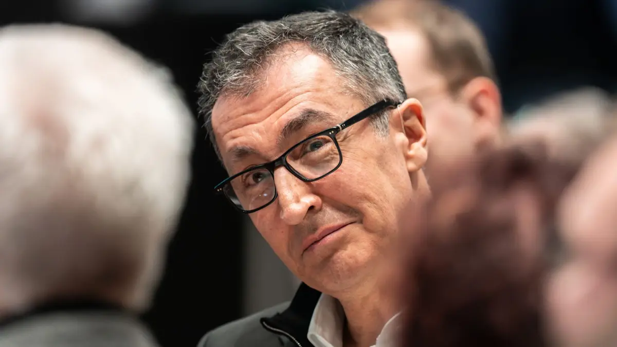 Politischer Aschermittwoch - Baden-Württemberg: 18.02.2026, Baden-Württemberg, Biberach: Cem Özdemir, (Bündnis 90/Die Grünen), Spitzenkandidat für die Landtagswahl, in Baden-Württemberg 2026 beim Politischen Aschermittwoch von Bündnis90/Die Grünen in der Stadthalle Biberach. Foto: Silas Stein/dpa +++ dpa-Bildfunk +++