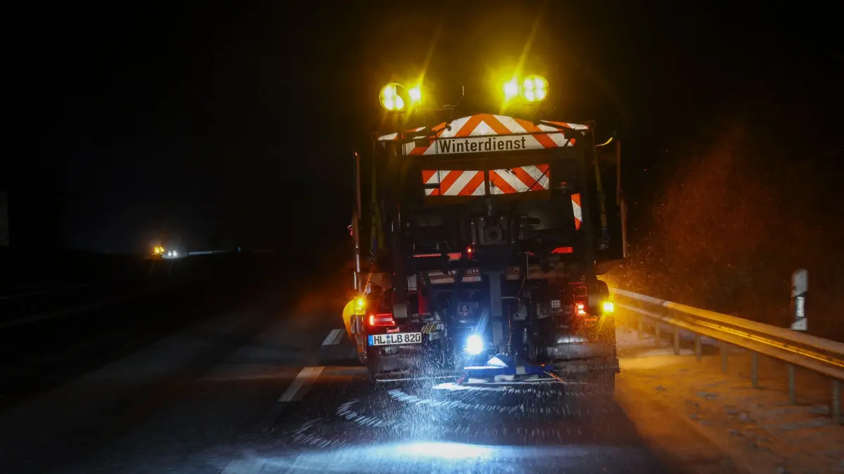 Winter im Norden: 18.02.2026, Schleswig-Holstein, Neustadt I. H.: Ein Räum-und Streufahrzeug des Winterdienstes ist auf der Autobahn A1 zwischen Lübeck und Fehmarn unterwegs. Foto: Christian Charisius/dpa +++ dpa-Bildfunk +++