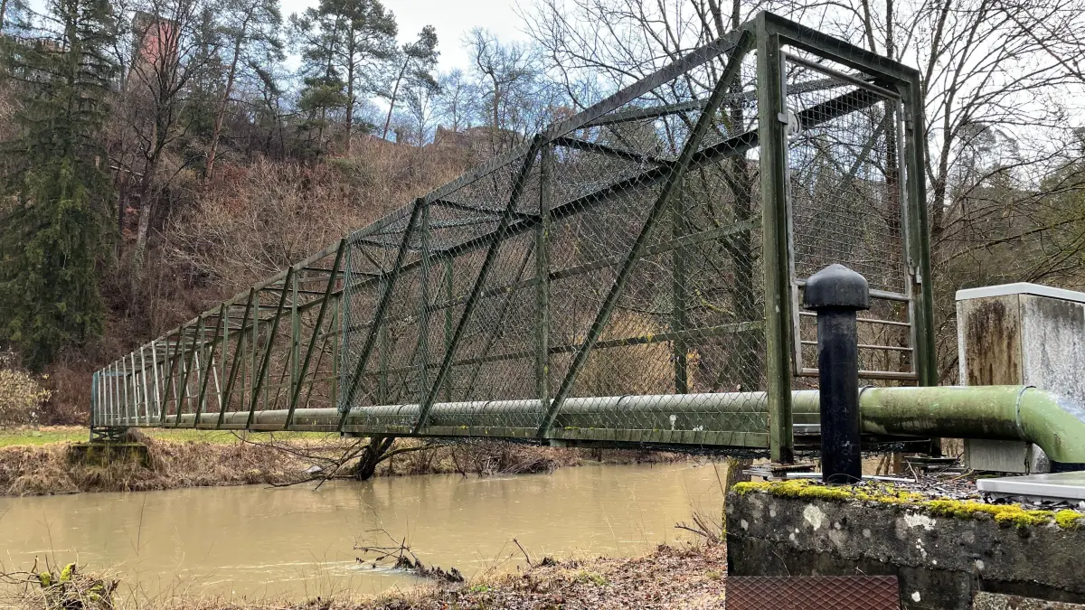 Die Leitungsbrücke über den Neckar bei Fischingen ist sanierungsbedürftig.