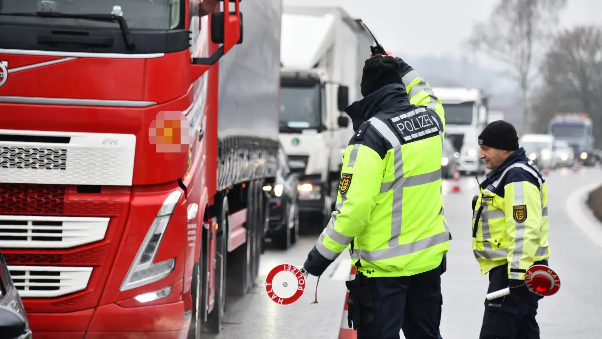 Am Donnerstag kontrollierte die Polizei den überregionalen Verkehr auf der B30 in Fahrtrichtung Ulm. Parallel stellte das Polizeipräsidium Ulm an der Kontrollstelle die Verkehrsstatistik 2025 vor.
