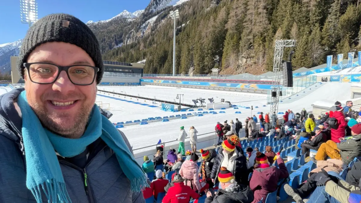 Sportfan Benjaming Flaig aus Langenau bei den Olympischen Spielen beim Biathlon in Antholz