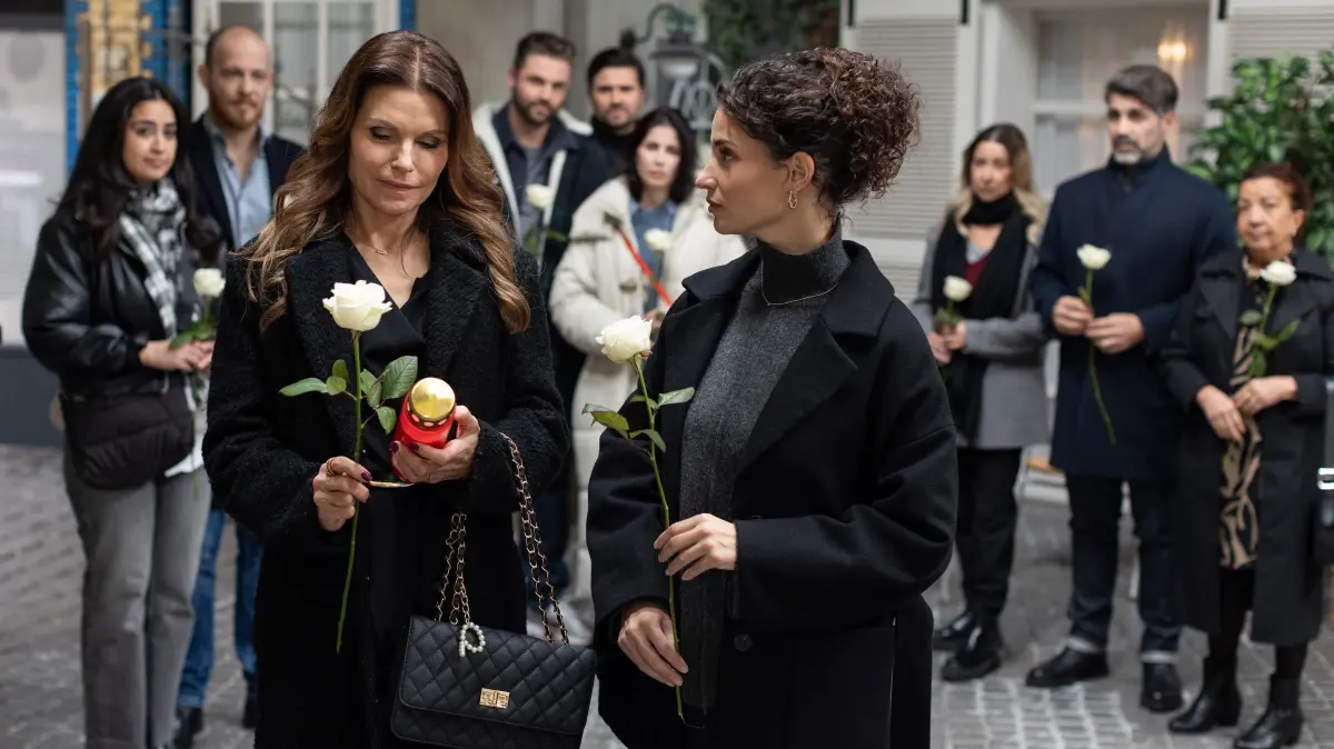 Britta (Tabea Heynig, vorne l.) und Naomi (Nadine Menz, vorne r.) sind gerührt, als die Schillerallee ihnen in der Trauer beisteht. Hinten von links: Esma (Özge Delioglan), Tobias (Patrick Müller), Bambi (Ben Heinrich), Paco (Milos Vukovic), Sina (Valea Scalabrino), Ute (Isabell Hertel), Ferhat (Harun Yildirim) und Nuray (Lilay Huser)