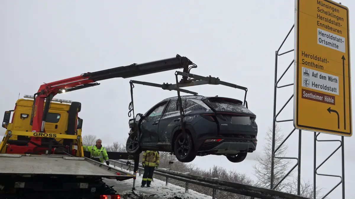 Ein Pkw wird nach dem schweren Verkehrsunfall abgeschleppt.