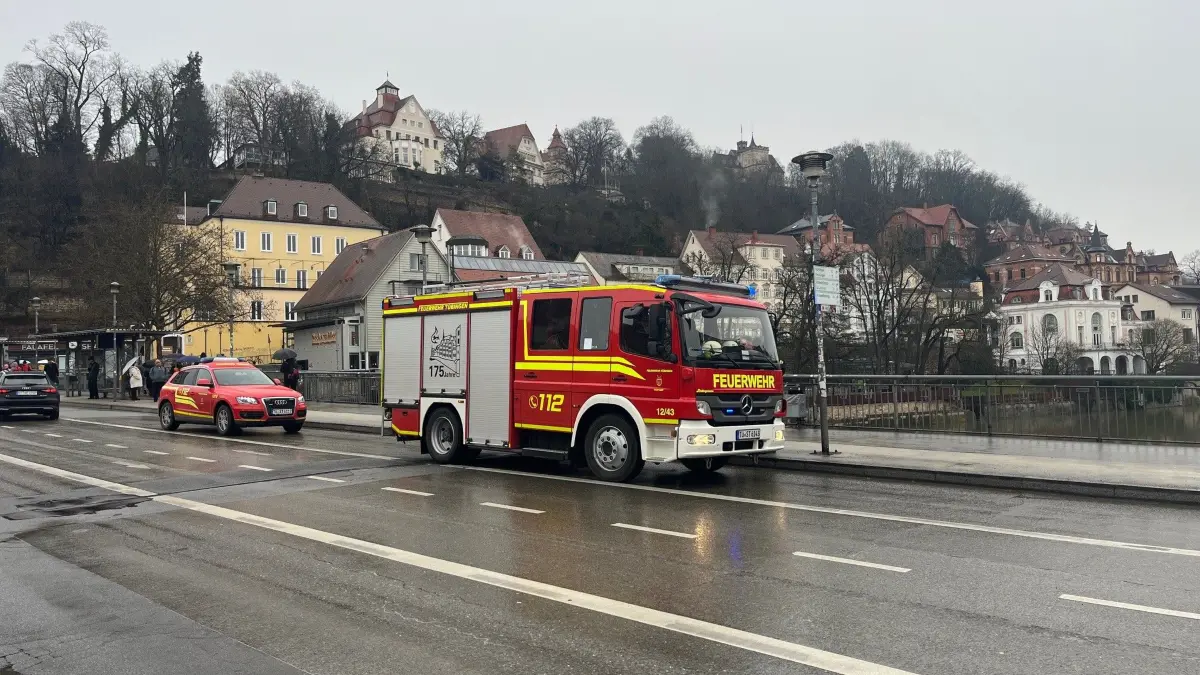 Rettungseinsatz auf der Neckarbrücke. Einsatzkräfte rücken mit mehreren Fahrzeugen an