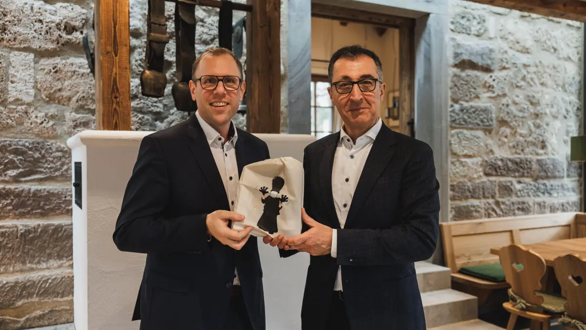 Cem Özdemir (rechts) wurde vom Ferdinand Truffer direkt für den Rußigen im kommenden Jahr ausgestattet.