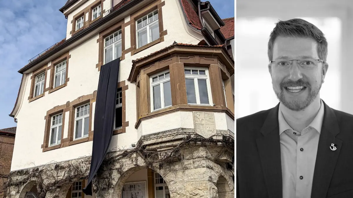 Trauerbeflaggung für den verstorbenen Bürgermeister Christian Mauch am Gerabronner Rathaus.