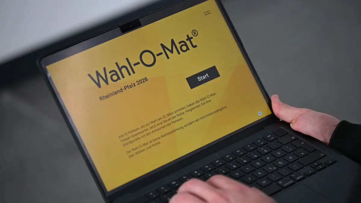 Wahlomat in Rheinland-Pfalz: 19.02.2026, Rheinland-Pfalz, Mainz: Ein Mann klickt auf einem Laptop auf die Startseite des „Wahl-O-Mat“ für die Landtagswahl in Rheinland-Pfalz. Auf der Online-Plattform der Bundes- und der Landeszentrale für politische Bildung können Wähler ihre Präferenzen mit den Wahlprogrammen der Parteien vergleichen. Foto: Michael Brandt/dpa +++ dpa-Bildfunk +++