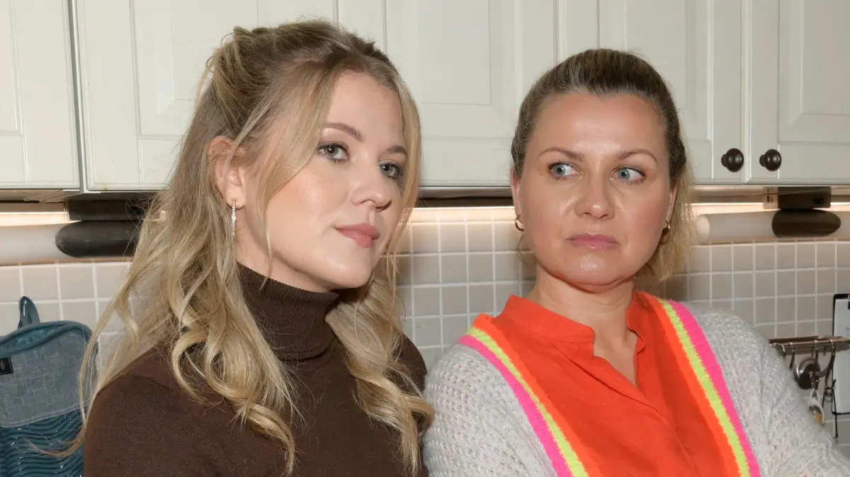 Alicia (Josefin Bressel) unterstützt ihre Mutter Sabine (Jessica Boehrs).