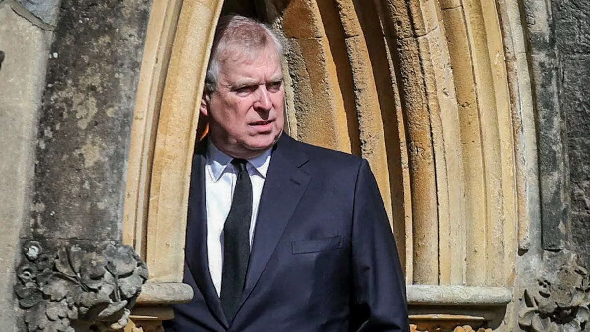 Epstein-Skandal - ehemaliger Prinz Andrew: ARCHIV - 11.04.2021, Großbritannien, Windsor: Der damalige britische Prinz Andrew, Herzog von York, erscheint in der königlichen Kapelle in Windsor nach der Bekanntgabe des Todes seines Vaters. Die britische Polizei hat den früheren Prinzen Andrew in Zusammenhang mit dessen Verbindung zum Sexualstraftäter Jeffrey Epstein festgenommen. Foto: Steve Parsons/Pool PA/dpa +++ dpa-Bildfunk +++