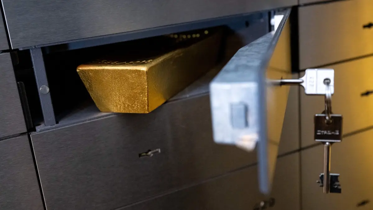 Gold im Tresor: ARCHIV - 16.03.2023, Bayern, München: Beim Edelmetallhändler Pro Aurum liegt ein Goldbarren in ein Schließfach in einem Tresorraum. (zu dpa: «Nach Einbruch bei Banken - Wie sicher ist ein Schließfach?») Foto: Sven Hoppe/dpa +++ dpa-Bildfunk +++
