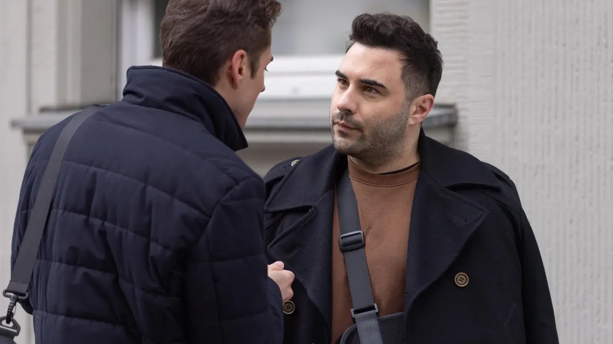 Ringos (Timothy Boldt, l.) Plan, Easy (Lars Steinhöfel) in Sicherheit zu bringen, stößt bei diesem auf Ablehnung.