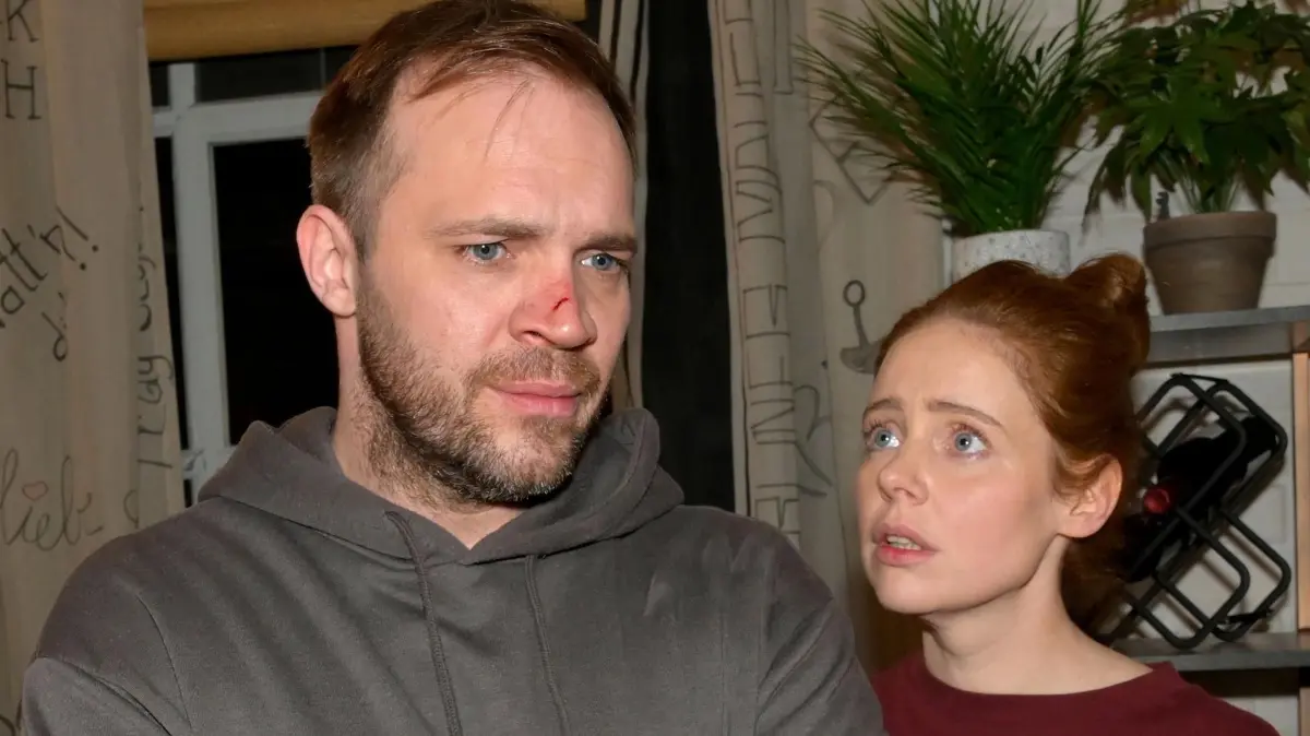 Erik (Patrick Heinrich) tischt Toni (Olivia Marei) eine dreiste Lügengeschichte auf.