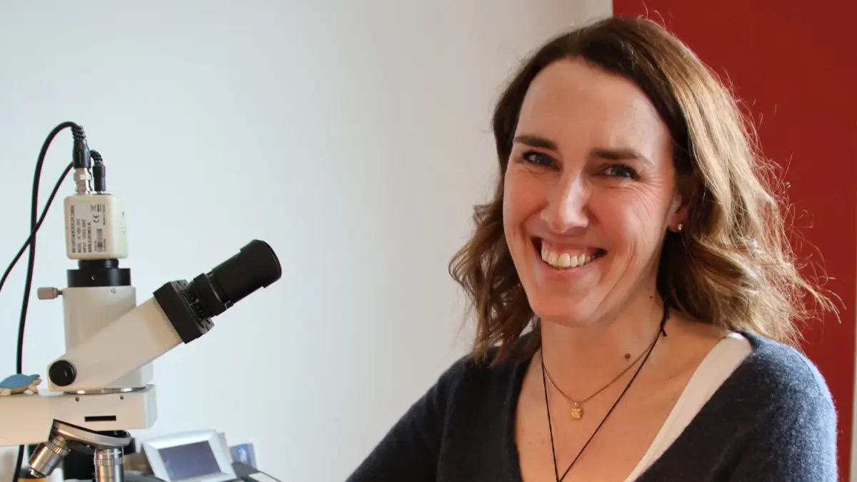 Heilpraktikerin Nicole Schäfer überprüft in ihrer Praxis in Crailsheim mit dem Dunkelfeldmikroskop die Qualität von Blut. Dies liefert Hinweise auf eine Übersäuerung.