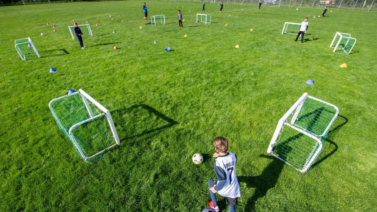 Fußballer der Altersklasse U-10 beim Training: ARCHIV - Ohne Leistungsdruck zum Erfolg: Eltern sollten darauf achten, dass Freizeitaktivitäten Freude bereiten und nicht zu Stress führen. (zu dpa: «Judo, Flöte oder Chinesisch-Kurs: Wie fördere ich mein Kind?») Foto: Robert Michael/dpa-Zentralbild/dpa-tmn - Honorarfrei nur für Bezieher des dpa-Themendienstes +++ dpa-Themendienst +++