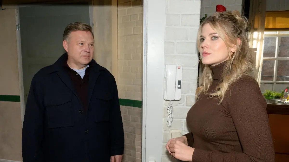 Alicia (Josefin Bressel) ist überrascht, als sie plötzlich ihrem Vater Ludger (André Mann) gegenübersteht.