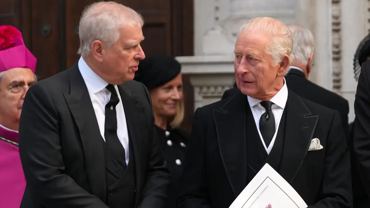 König Charles III äußert sich erstmals öffentlich zur Festnahme seines Bruders Andrew Mountbatten-Windsor.