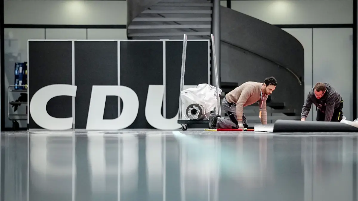 CDU-Bundesparteitag: 19.02.2026, Baden-Württemberg, Stuttgart: Ein großes CDU-Logo ziert den Eingangsbereich in der Messe Stuttgart, wo vom 20.-21.02.2026 der CDU-Bundesparteitag stattfindet. Am Freitag werden Präsidium und Vorstand neu gewählt. Foto: Kay Nietfeld/dpa +++ dpa-Bildfunk +++